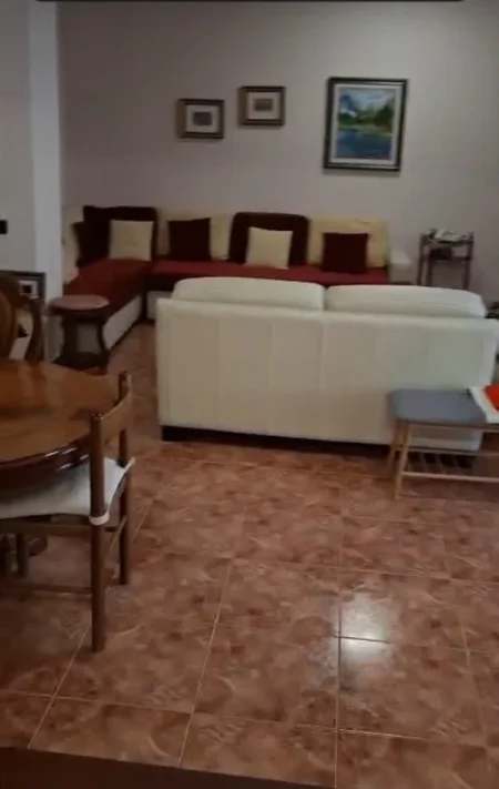 Tirane, jepet me qera apartament 3+1 Kati 5, 160 m² 900 € (Vasil Shanto)