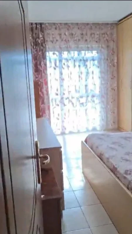 Tirane, jepet me qera apartament 3+1 Kati 5, 160 m² 900 € (Vasil Shanto)