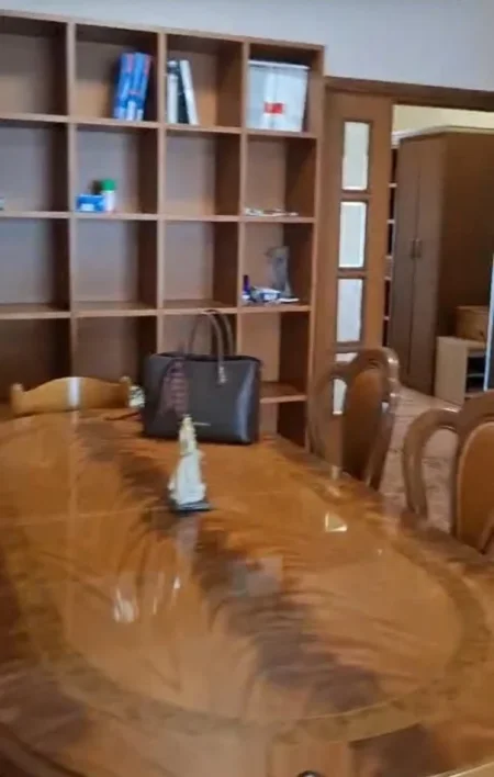 Tirane, jepet me qera apartament 3+1 Kati 5, 160 m² 900 € (Vasil Shanto)