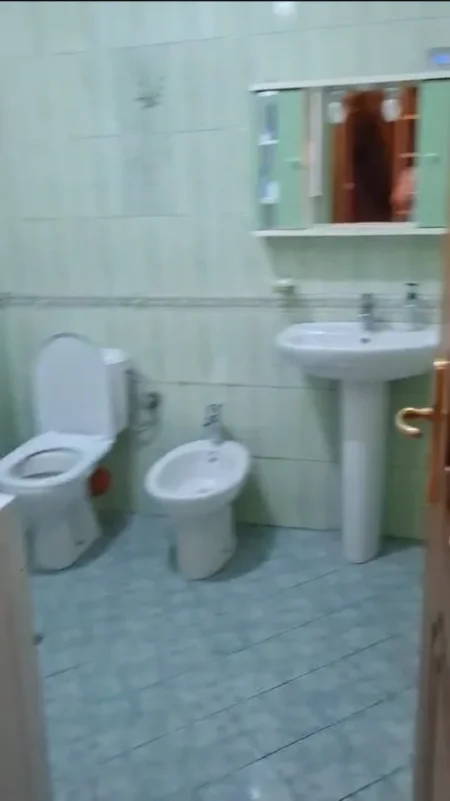 Tirane, jepet me qera apartament 3+1 Kati 5, 160 m² 900 € (Vasil Shanto)