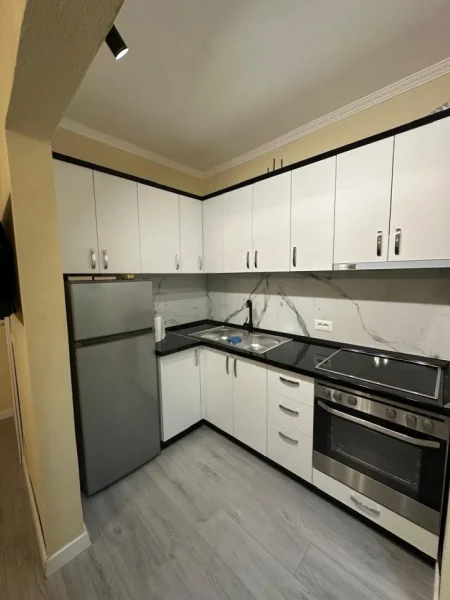 Tirane, jepet me qera apartament 1+1 Kati 4, 65 m² 450 € (Brryli)
