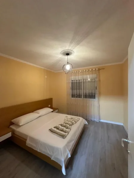 Tirane, jepet me qera apartament 1+1 Kati 4, 65 m² 450 € (Brryli)