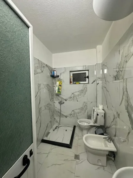 Tirane, jepet me qera apartament 1+1 Kati 4, 65 m² 450 € (Brryli)