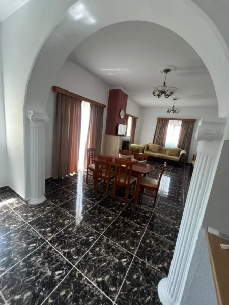 Tirane, jepet me qera apartament 2+1 Kati 3, 160 m² 800 € (Ish Tregu Elektrik)