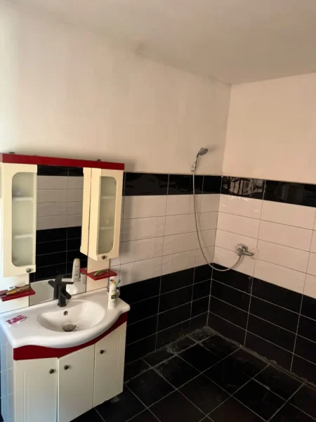 Tirane, jepet me qera apartament 2+1 Kati 3, 80 m² 400 € (Vasil Shanto)