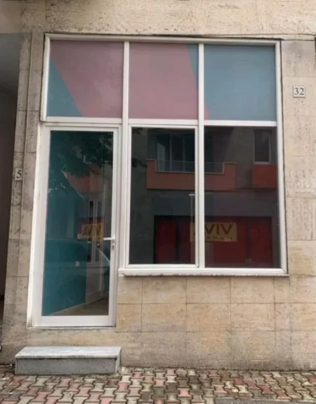 Tirane, jepet me qera ambjent biznesi Kati 1, 17 m² 350 € (Shkolla e Baletit)