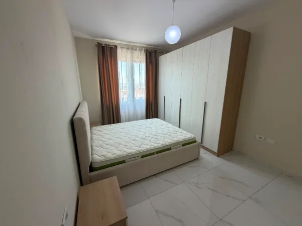 Tirane, jepet me qera apartament 2+1+Ballkon Kati 7, 95 m² 450 € (Apartament 2+1 Per Qera Kamez Plotesisht I Mobiluar)