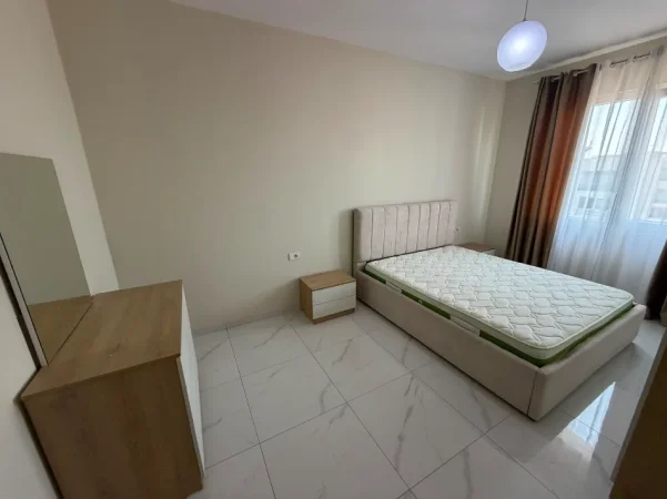 Tirane, jepet me qera apartament 2+1+Ballkon Kati 7, 95 m² 450 € (Apartament 2+1 Per Qera Kamez Plotesisht I Mobiluar)