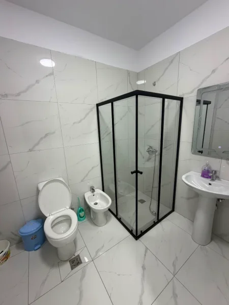 Tirane, jepet me qera apartament 2+1+Ballkon Kati 7, 95 m² 450 € (Apartament 2+1 Per Qera Kamez Plotesisht I Mobiluar)