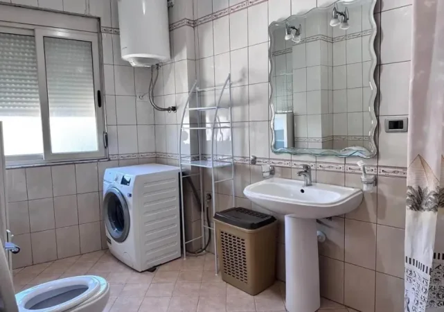 Tirane, jepet me qera apartament 1+1 Kati 2, 80 m² 700 € (Blloku i Ambasadave)