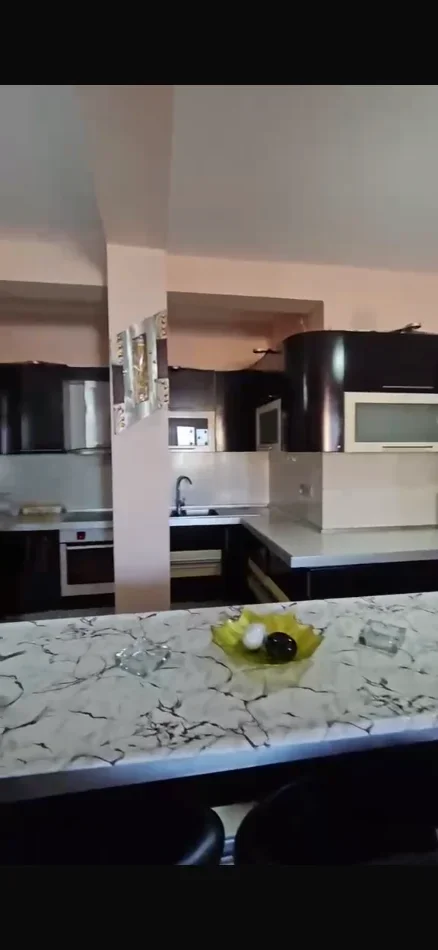 Tirane, jepet me qera apartament 2+1+Ballkon Kati 7, 112 m² 700 € (Rruga e Dibres)