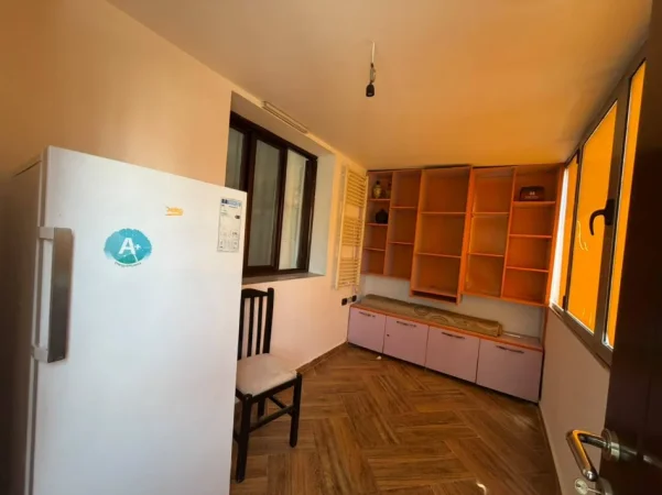 Tirane, jepet me qera apartament 2+1+2+Ballkon Kati 3, 103 m² 60.000 LEKE (21 Dhjetori)