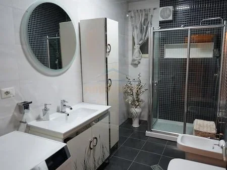 Tirane, shitet apartament 3+1 , 145 m² (Qender)