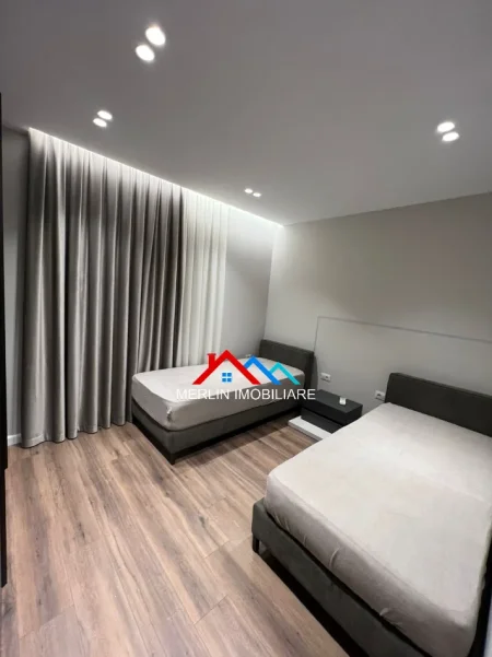 Tirane, jepet me qera apartament 1+1+Ballkon Kati 7, 84 m² 750 € (ISH FUSHA E AVIACIONIT)