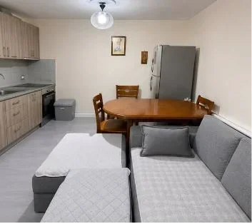 Jepet Apartament 2+1 me Qera te Shkolla e Bashkuar ne Allias (pranë Rajonit nr. 4 të Policisë),  500 EURO