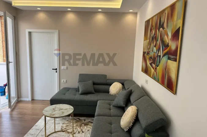 Tirane, jepet me qera apartament 2+1+Aneks+Ballkon Kati 4, 100 m² 1.000 € (Rruga e Barrikadave)