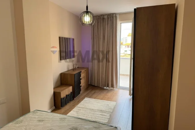 Tirane, jepet me qera apartament 2+1+Aneks+Ballkon Kati 4, 100 m² 1.000 € (Rruga e Barrikadave)