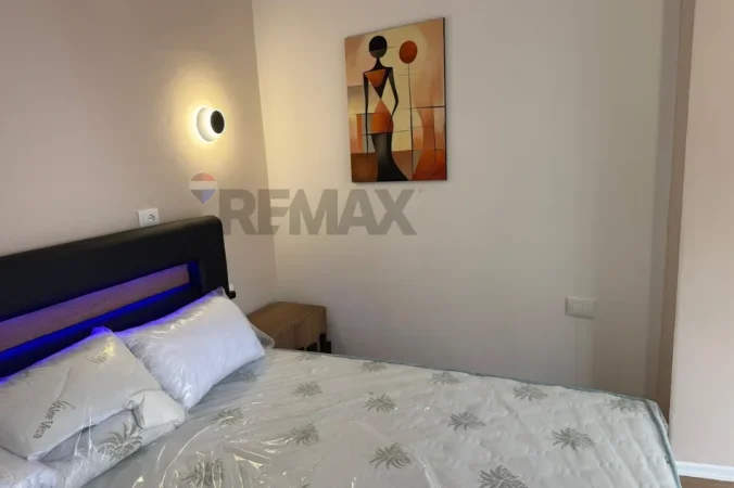 Tirane, jepet me qera apartament 2+1+Aneks+Ballkon Kati 4, 100 m² 1.000 € (Rruga e Barrikadave)