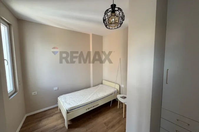 Tirane, jepet me qera apartament 2+1+Aneks+Ballkon Kati 4, 100 m² 1.000 € (Rruga e Barrikadave)
