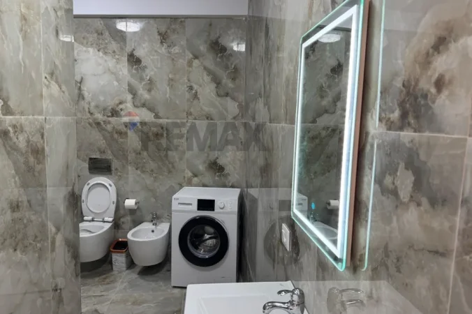 Tirane, jepet me qera apartament 2+1+Aneks+Ballkon Kati 4, 100 m² 1.000 € (Rruga e Barrikadave)
