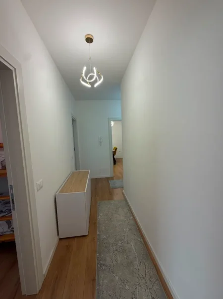 Tirane, jepet me qera apartament 2+1 Kati 1, (PASKUQAN)