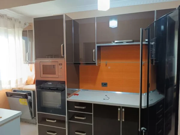 Tirane, jepet me qera apartament 1+1 Kati 5, 60 m² 450 € (Rruga Frosina Plaku)