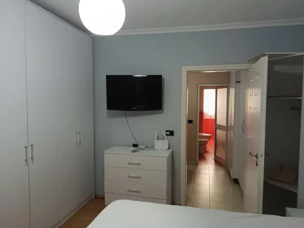 Tirane, jepet me qera apartament 1+1 Kati 5, 60 m² 450 € (Rruga Frosina Plaku)