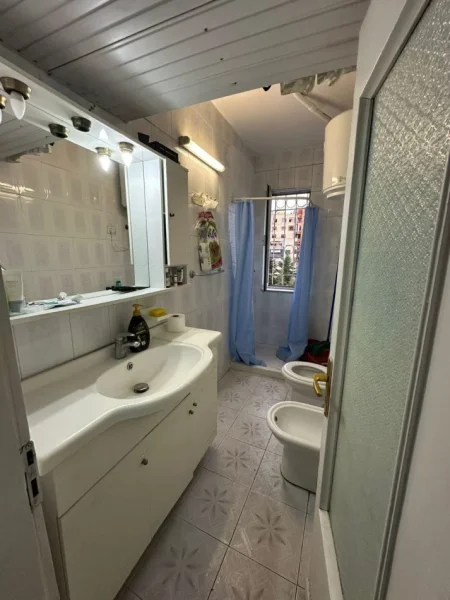Tirane, jepet me qera apartament 2+1 Kati 4, 80 m² 550 € (Bulevardi Zogu i Parë)