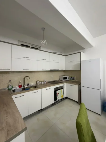 Tirane, jepet me qera apartament 2+1 Kati 1, 80 m² 650 € (Rruga Riza Cerova)