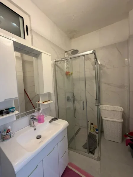 Tirane, jepet me qera apartament 2+1 Kati 1, 80 m² 650 € (Rruga Riza Cerova)