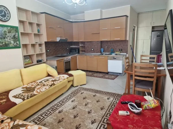 Tirane, jepet me qera apartament 2+1 Kati 7, 89 m² 400 € (Yzberisht)