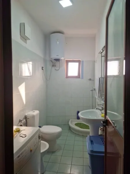 Tirane, jepet me qera apartament 2+1 Kati 7, 89 m² 400 € (Yzberisht)