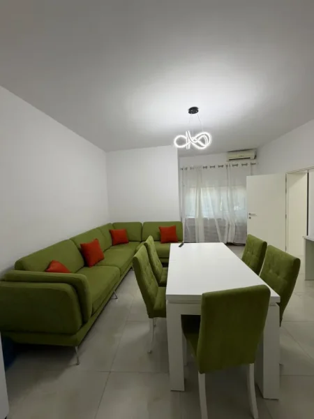 Tirane, jepet me qera apartament 1+1 Kati 1, 55 m² 550 € (Rruga Riza Cerova)