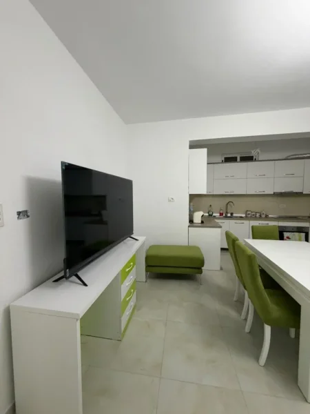 Tirane, jepet me qera apartament 1+1 Kati 1, 55 m² 550 € (Rruga Riza Cerova)