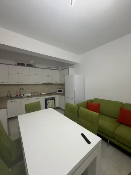 Tirane, jepet me qera apartament 1+1 Kati 1, 55 m² 550 € (Rruga Riza Cerova)