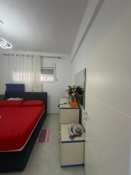 Tirane, jepet me qera apartament 1+1 Kati 1, 55 m² 550 € (Rruga Riza Cerova)