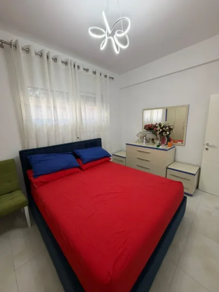 Tirane, jepet me qera apartament 1+1 Kati 1, 55 m² 550 € (Rruga Riza Cerova)