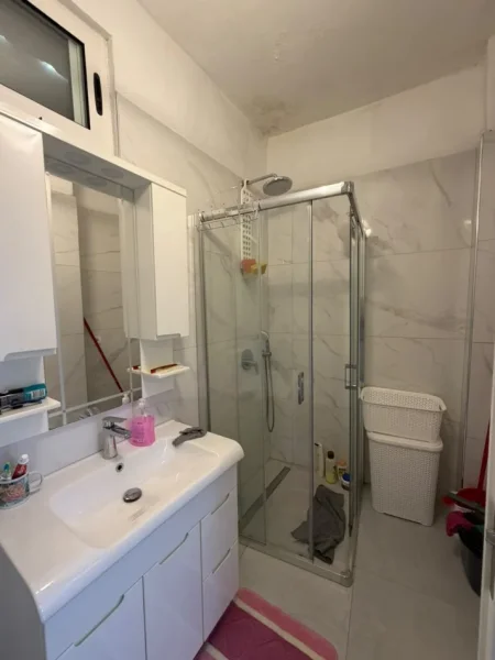 Tirane, jepet me qera apartament 1+1 Kati 1, 55 m² 550 € (Rruga Riza Cerova)