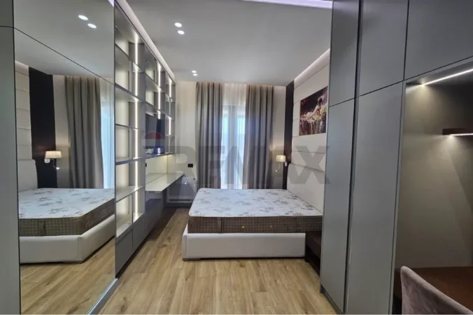 Tirane, jepet me qera apartament 1+1 Kati 5, 76 m² 900 € (Square 21)