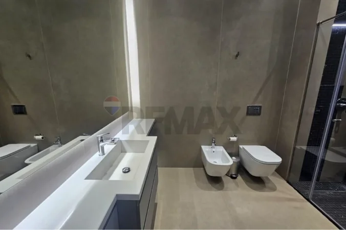 Tirane, jepet me qera apartament 1+1 Kati 5, 76 m² 900 € (Square 21)