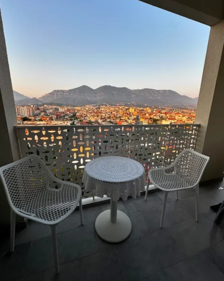 Tirane, jepet me qera apartament 1+1+Ballkon , 650 € 