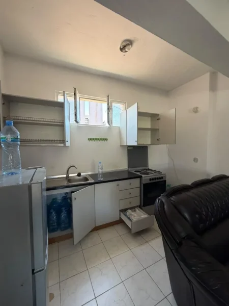 Tirane, jepet me qera apartament 2+1 Kati 2, 75 m² 350 € (Rruga Riza Cerova)