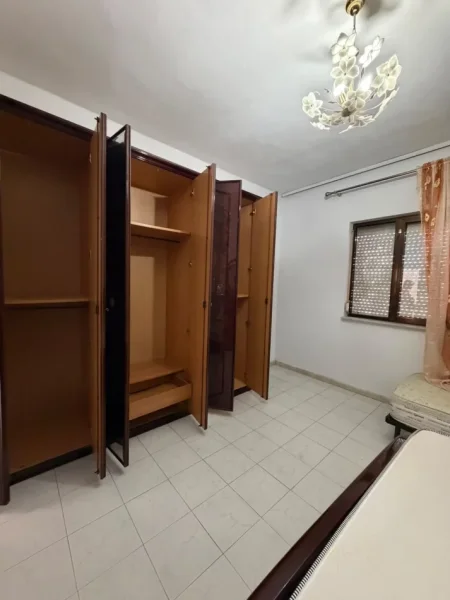 Tirane, jepet me qera apartament 2+1 Kati 2, 75 m² 350 € (Rruga Riza Cerova)