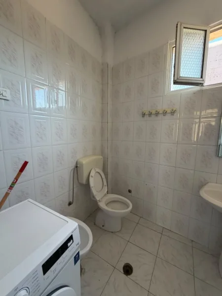 Tirane, jepet me qera apartament 2+1 Kati 2, 75 m² 350 € (Rruga Riza Cerova)