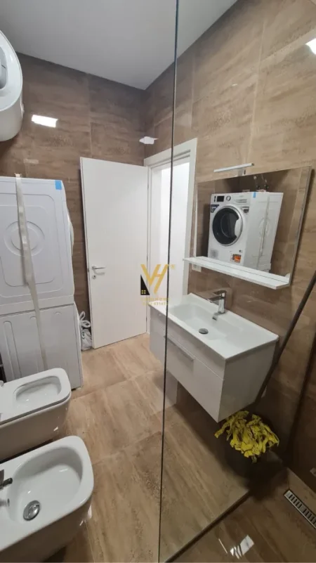 Tirane, jepet me qera apartament 1+1+Ballkon Kati 9, 74 m² 850 € (RRUGA E KAVAJES)