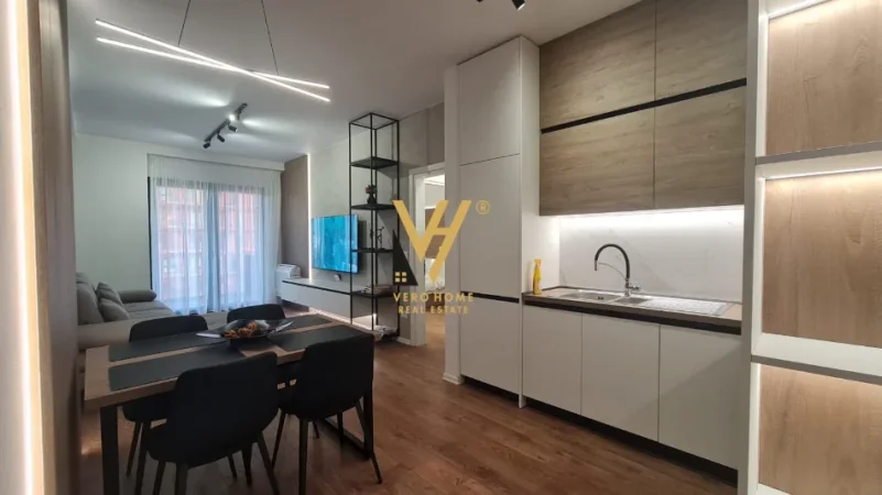 Tirane, jepet me qera apartament 1+1+Ballkon Kati 9, 74 m² 850 € (RRUGA E KAVAJES)