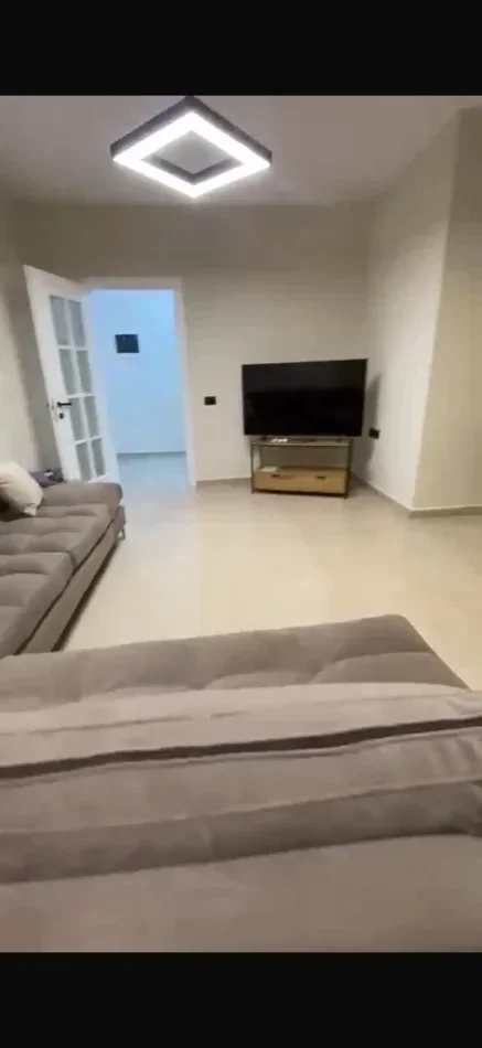 Tirane, jepet me qera apartament 2+1+Aneks+Ballkon Kati 3, 110 m² 700 € (kodra e diellit)