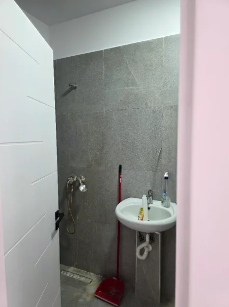 Tirane,Qera Ambjent/Apart kat 2,pallat ri 8-kat,sip80m², qera 65'000Leke/muaj,rr Omer Nishani e Ferit Xhajko,Faramci 10 kryqëzimi QSUT-së-Unaze Tirane