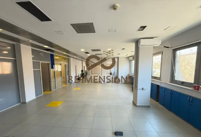 Shitet Ambjent Biznesi ne Qendren Condor tek Rruga e Kavajes (D815A-41)