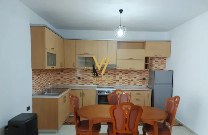 Tirane, jepet me qera apartament 2+1+Ballkon Kati 1, 100 m² 520 € (STACIONI I TRENIT)